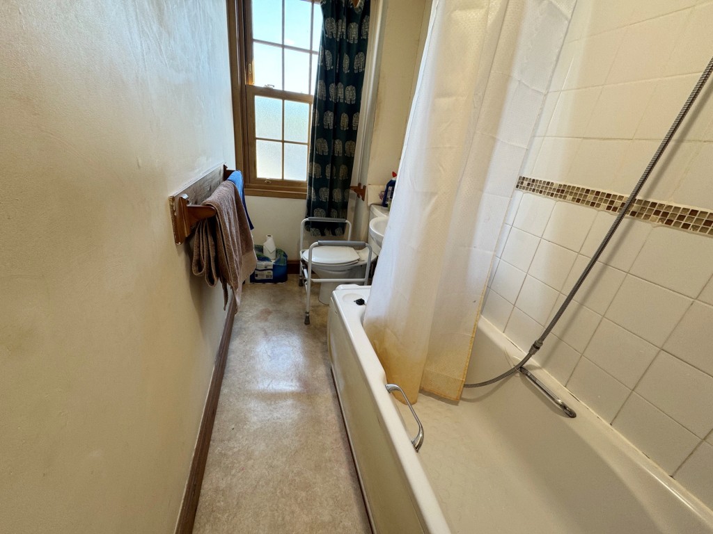 Lot: 36 - FREEHOLD COMMERCIAL AND RESIDENTIAL INVESTMENT - Maisonette - bathroom